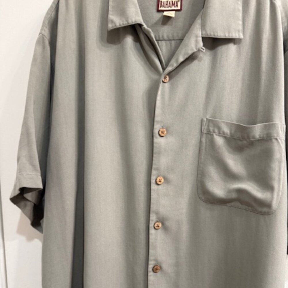 Tommy Bahama Men's Short Sleeved Button Down Shirt: LARGE - 100% silk